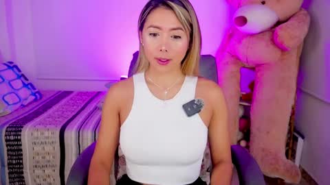 independent model online show from April 7, 9:33 am