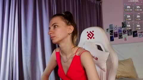 _ash_leyy_ online show from April 7, 1:29 am