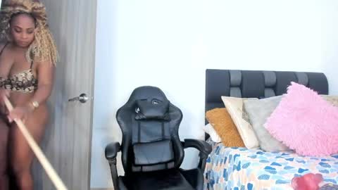 _charlottedavis online show from April 18, 12:02 am