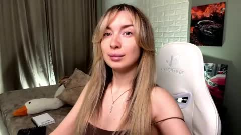 _crystal_moon_1 online show from April 11, 7:50 pm