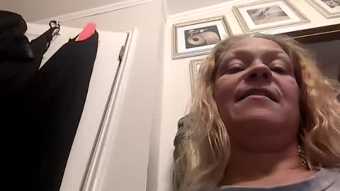 _hitgirly_ online show from March 1, 12:16 pm