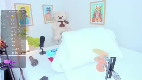 _jasminnee_ online show from October 3, 2:44 pm