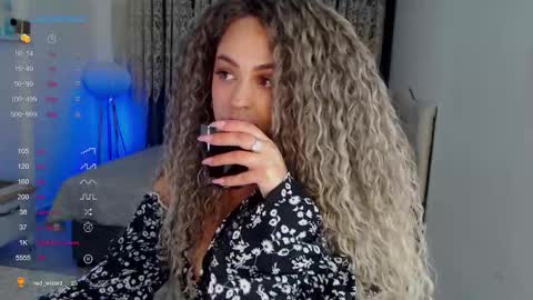 _just_a_queen_3 online show from January 8, 4:44 pm