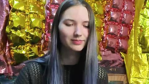 _kikiclark_ online show from April 5, 7:24 pm