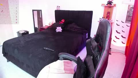 Queen.  Help me reach 100 thumbs up  online show from February 3, 5:17 pm