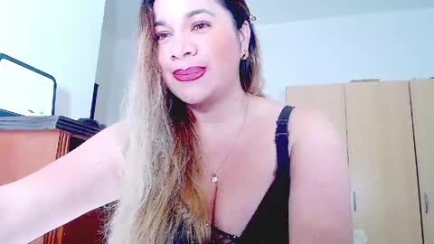 _lunagold_ online show from March 30, 5:23 pm