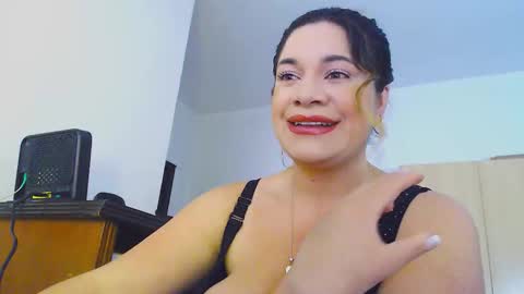 _lunagold_ online show from February 28, 3:55 pm