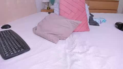 Lynna online show from September 23, 10:30 pm