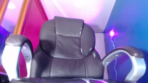 _milu23_ online show from October 17, 6:22 pm