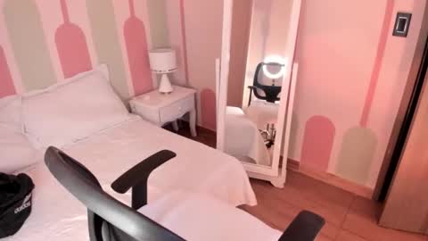 Sharlot online show from October 18, 1:58 pm