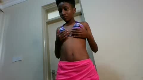 _sweetebony_r online show from June 12, 7:49 am