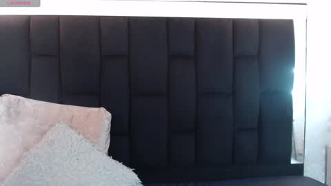 Yuyi online show from February 2, 11:19 am