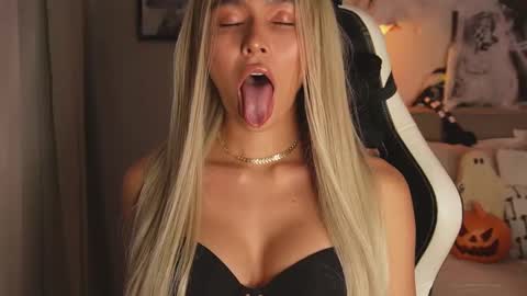 My name is Alexa. Please say hello I like to chat with you. If you have requests please use tip online show from October 11, 1:43 am