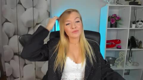 AdrenalinLaura online show from November 17, 6:25 am