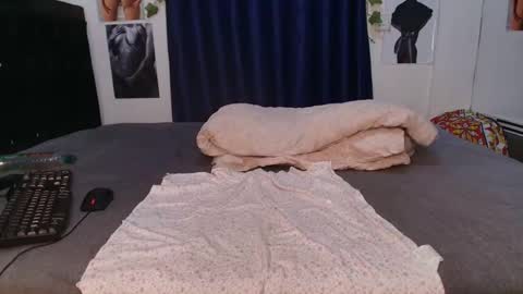 Africanpetitequeenn online show from March 1, 9:25 pm