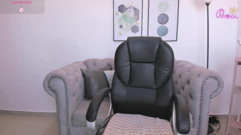 AIDA ADAMS online show from April 4, 11:42 am