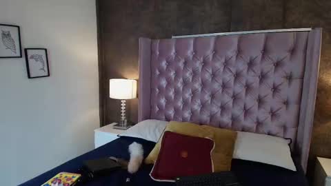 A K A N E  U W U online show from February 18, 12:49 pm