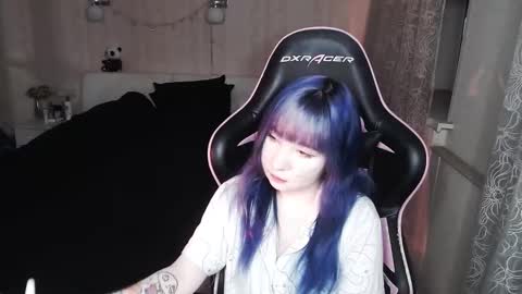 akirahartyx online show from January 13, 4:00 pm