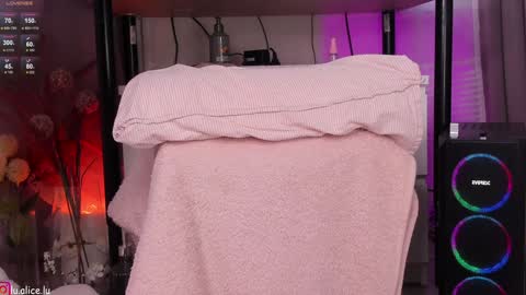 Elle online show from December 2, 7:10 am