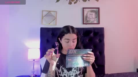 aliice_walker_ online show from February 18, 1:11 pm