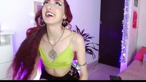 alissesallie_ online show from January 7, 12:45 am