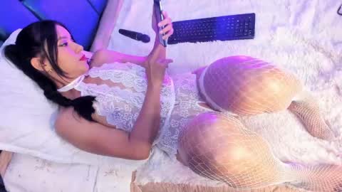 amandajoness  online show from April 22, 7:55 pm