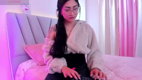 Sara  online show from November 12, 2:59 pm