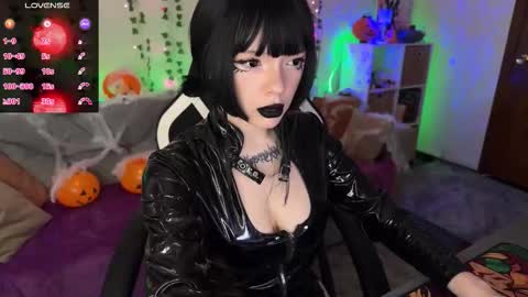 Amelia Aley  online show from October 25, 11:29 am