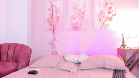 AmiiClark  online show from February 8, 8:01 pm