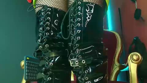 Amy Wong Grey online show from December 8, 11:19 pm