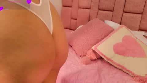 amyvegaa_ online show from December 20, 1:37 pm