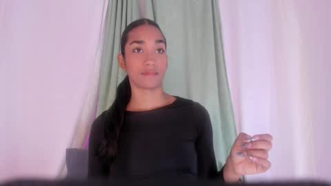 anaacollins_ online show from March 16, 11:58 am