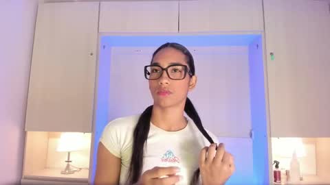 anaacollins_ online show from January 18, 11:28 am