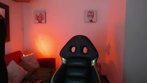 andy_eagleton_20 online show from April 3, 3:15 am