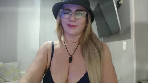 angelinna_12 online show from October 15, 7:22 am
