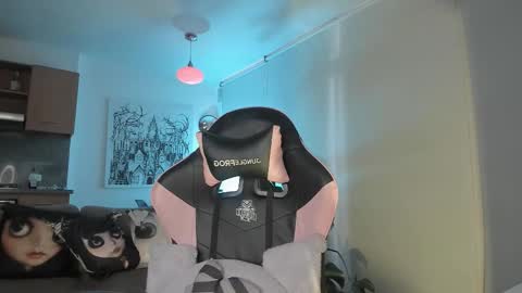 annie  online show from February 21, 10:10 pm