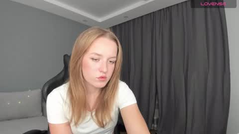 AnnyFourse online show from December 17, 7:37 pm