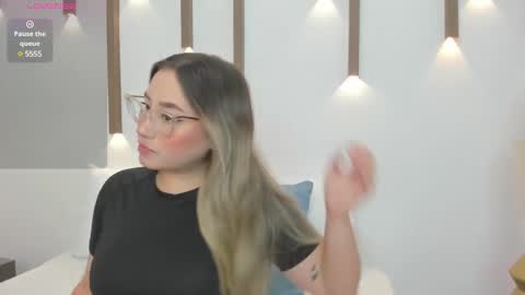 A N T O N E L L A  online show from February 4, 12:00 pm