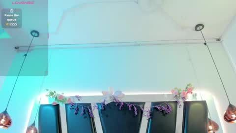 A N T O N E L L E  online show from April 11, 11:36 am