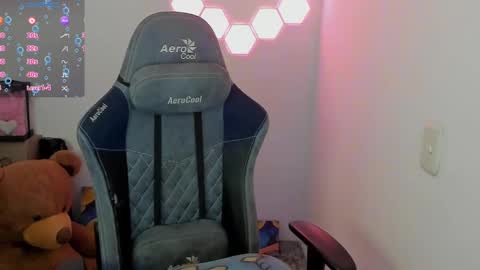 aqua emilly online show from December 5, 9:06 pm