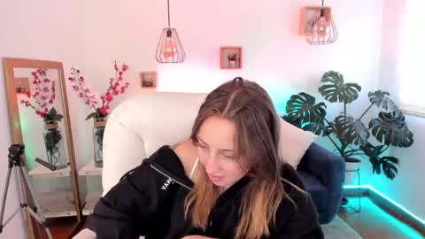 Ari  online show from December 17, 7:48 pm