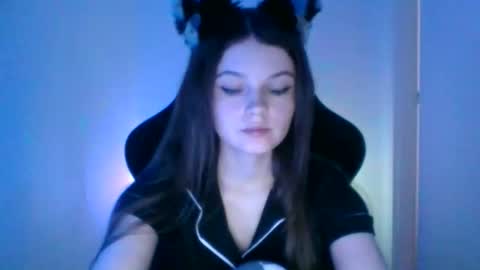 astradream_ online show from September 18, 3:54 pm