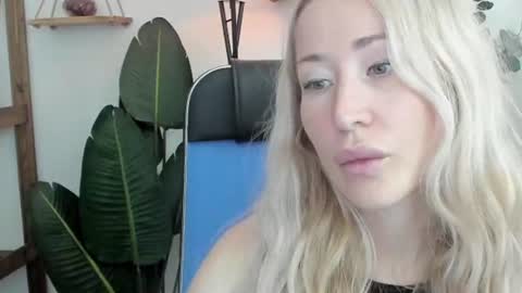 astramonroe online show from June 14, 11:54 am