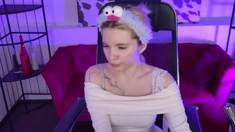 aurorawrenfield online show from April 6, 4:57 am