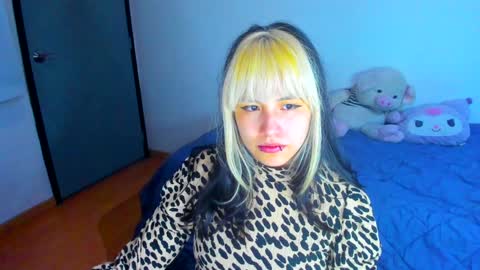 Azu Moure online show from February 7, 7:40 am