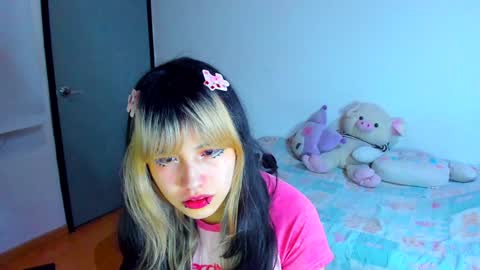 Azu Moure online show from January 18, 2:25 am