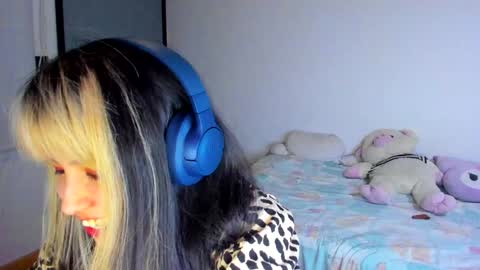 Azu Moure online show from December 10, 4:34 am