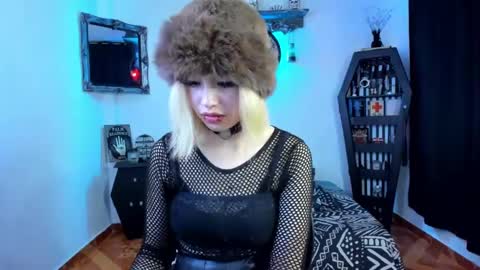 Azu Moure online show from October 3, 8:14 pm