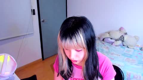 Azu Moure online show from December 17, 3:50 am