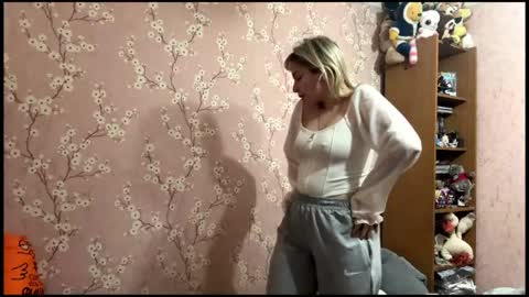 Mia online show from April 13, 3:13 pm